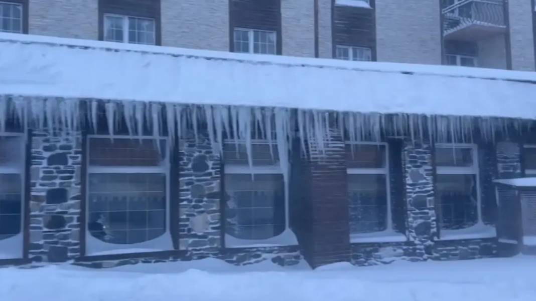 Araçlar yolda kaldı, kar kalınlığı 64 santimetreyi buldu...Uludağ eksi 9'u gördü 5